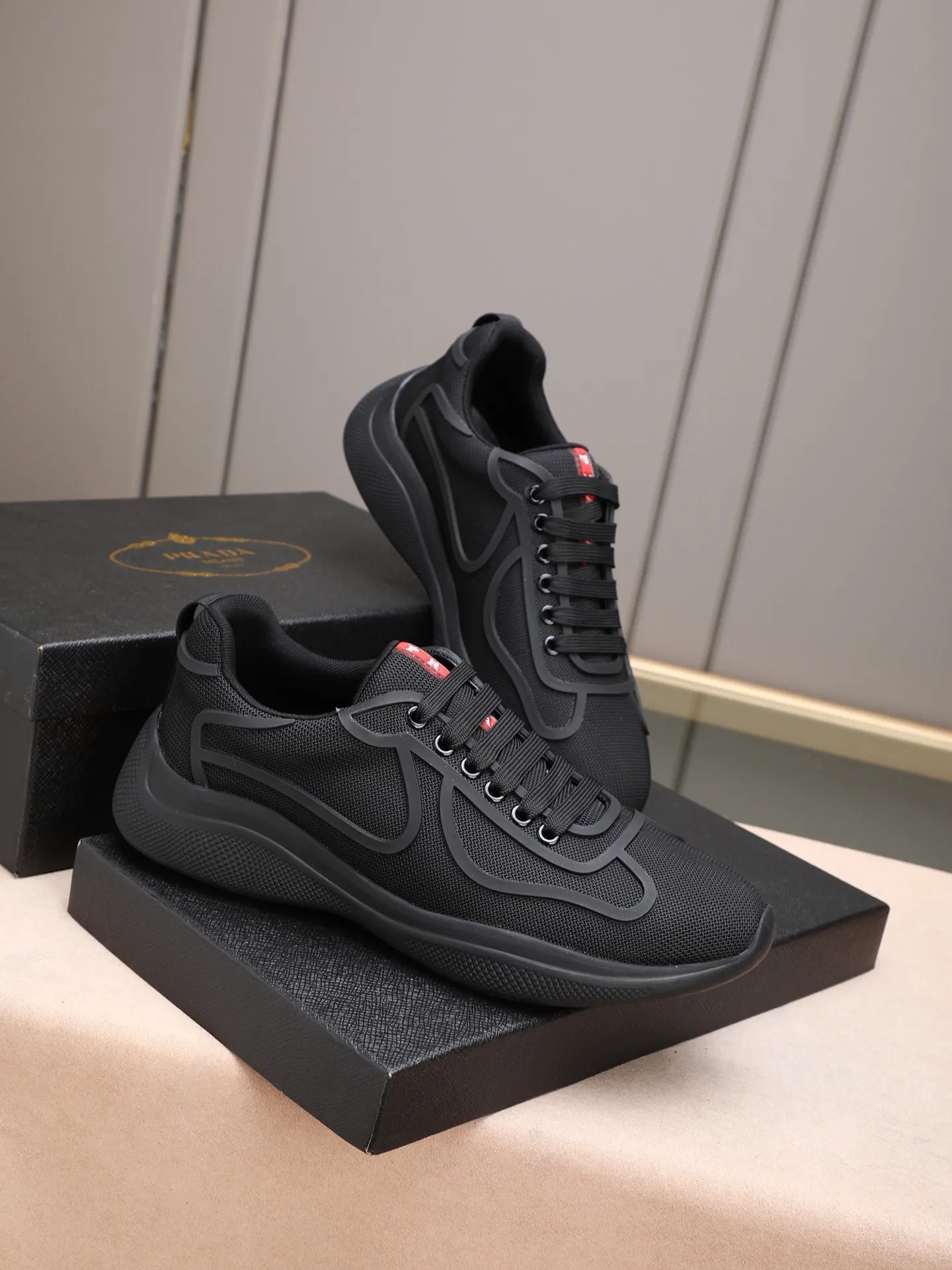 Men's shoes 💰400 PRADA/Prada men's lace-up casual sports shoes, the upper is made of imported rubber and breathable mesh. It is soft, comfortable and breathable. The tongue is decorated with the PRADA brand letter logo. The thick rubber sole echoes the red label tongue. The style is fashionable and elegant. The details are carefully crafted. A casual sports shoe with a super western style and excellent breathability!  Size: 38-44 (45 46 customized)